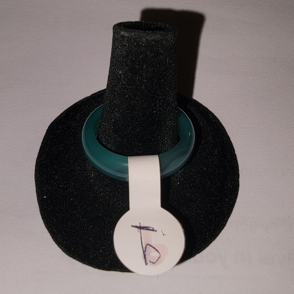 NEW GREEN GLASS RING BAND. - Picture 2 of 3